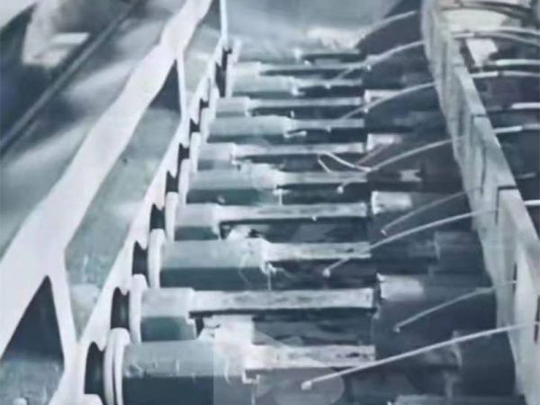 可鍍金、銀、銅、鋁等感應加熱坩堝式鍍膜機